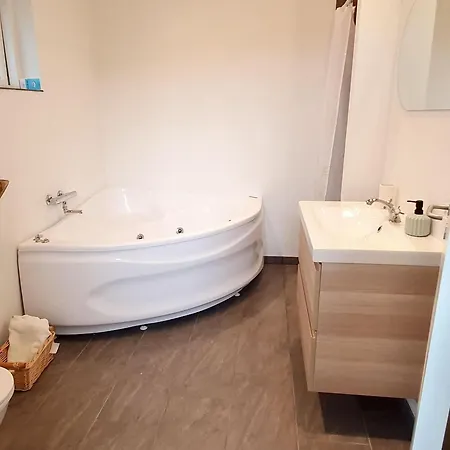 Ferienhaus-mit-whirlpool-zwei-terrassen-und-zwei-baedern Semesterbostad *